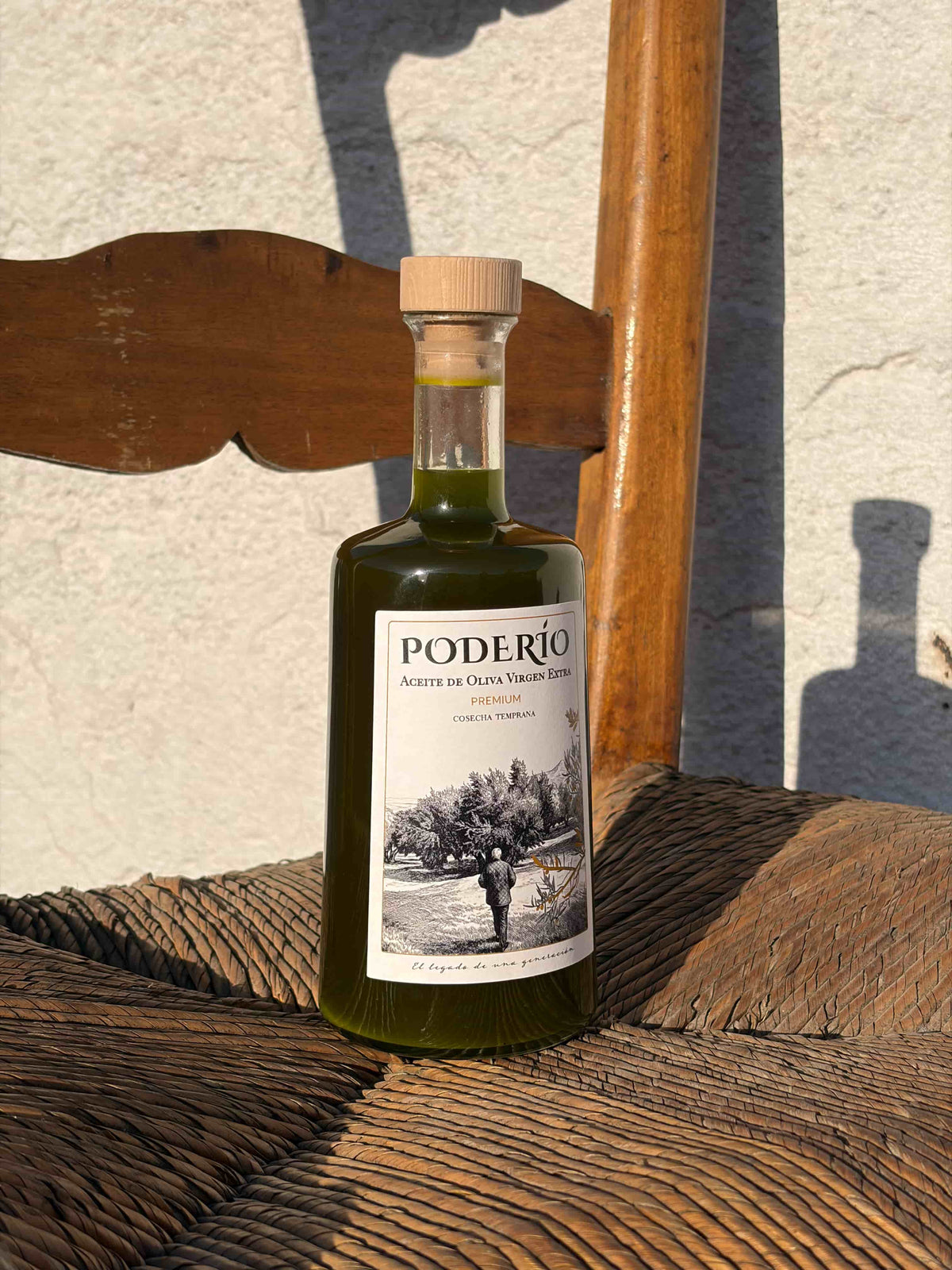 Botella de aceite Poderío sobre una silla de enea